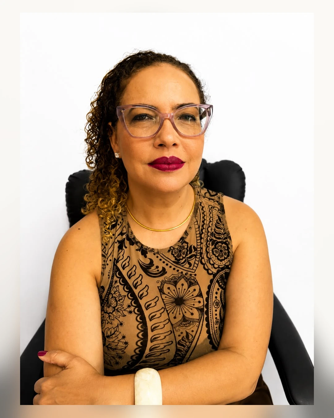 Retrato da Professora Kátia em postura serena e acolhedora