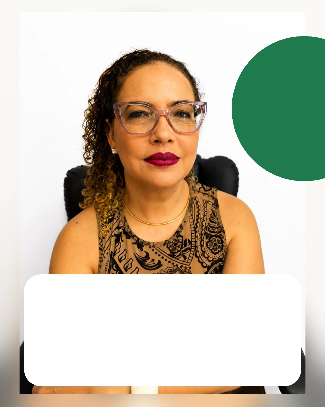 Professora Kátia em imagem de acolhimento para o formulário de mensagens